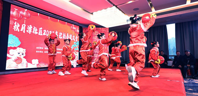 秋月潭社区上演春晚