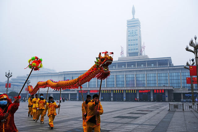 舞龙队，龙的传人，火车站，大年初一
