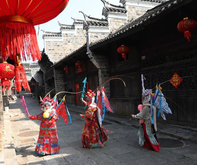       多彩民俗闹新春