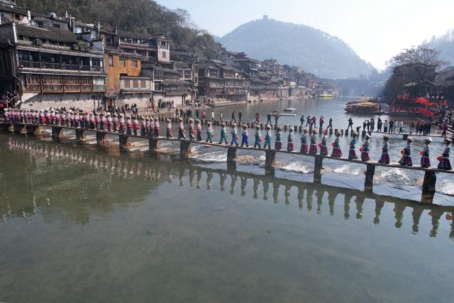 土家族 湖南 苗族 凤凰 民宿 文化 春节 巡游 游客 苗鼓 服饰 盛宴