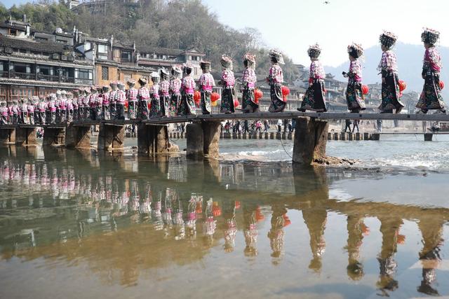 土家族 湖南 苗族 凤凰 民宿 文化 春节 巡游 游客 苗鼓 服饰 盛宴