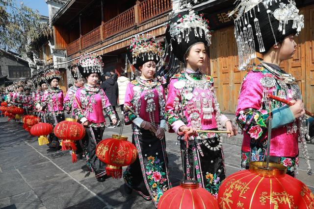 土家族 湖南 苗族 凤凰 民宿 文化 春节 巡游 游客 苗鼓 服饰 盛宴