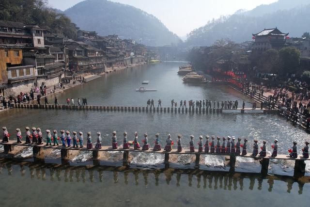 土家族 湖南 苗族 凤凰 民宿 文化 春节 巡游 游客 苗鼓 服饰 盛宴