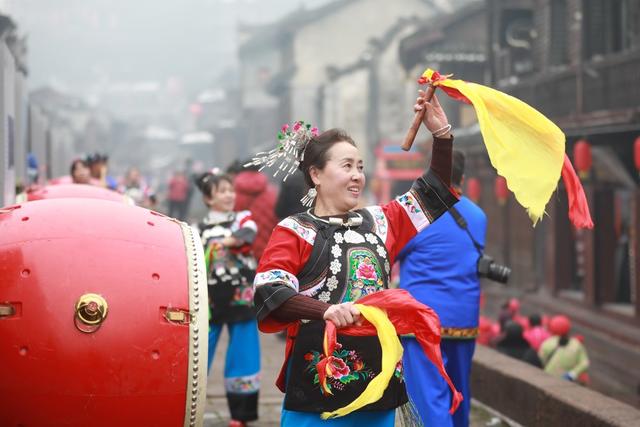 土家族 湖南 苗族 凤凰 民宿 文化 春节 巡游 游客 苗鼓 服饰 盛宴