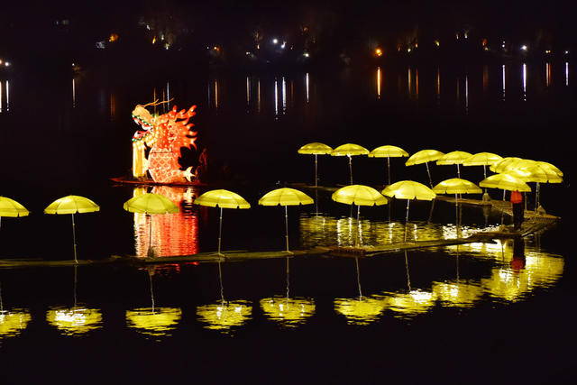 水上“长龙”闹新春