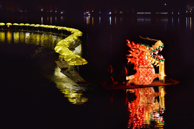 水上“长龙”闹新春