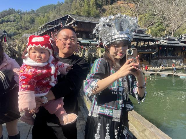 侗寨喜迎八方来客
