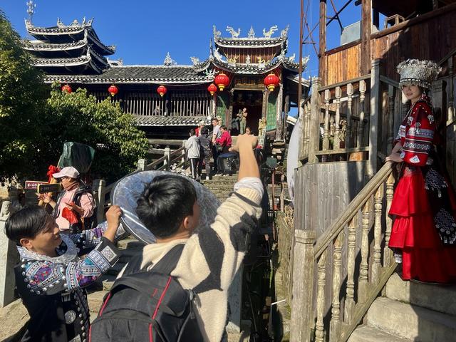 侗寨喜迎八方来客
