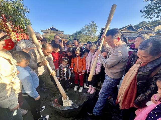侗寨喜迎八方来客
