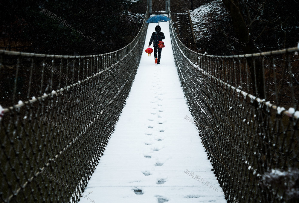 雪天  户外  灯笼  行人  桥
