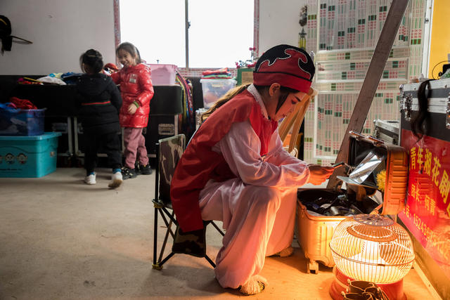 湘剧  乡村  舞台  演员  观众  春节  化妆  镜子