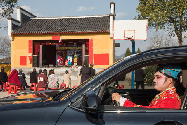 湘剧  乡村  舞台  演员  观众  春节  化妆  镜子