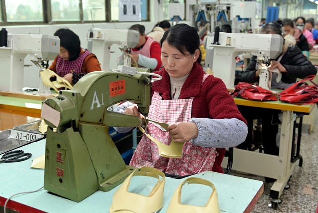  企业生产 外贸企业 工业 工业园区 稳岗用工 出口产品  鞋 金融支持 订单产品  产销两旺