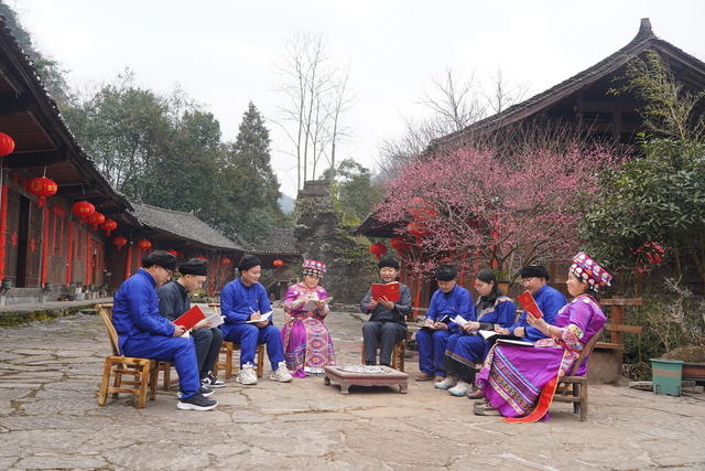       2月26日，永顺县灵溪镇洞坎村党员在“院坝会”上认真学习新修订的《中国共产党纪律处分条例》。