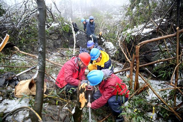 寒潮、冰冻天气、电力、线路、应急抢修。