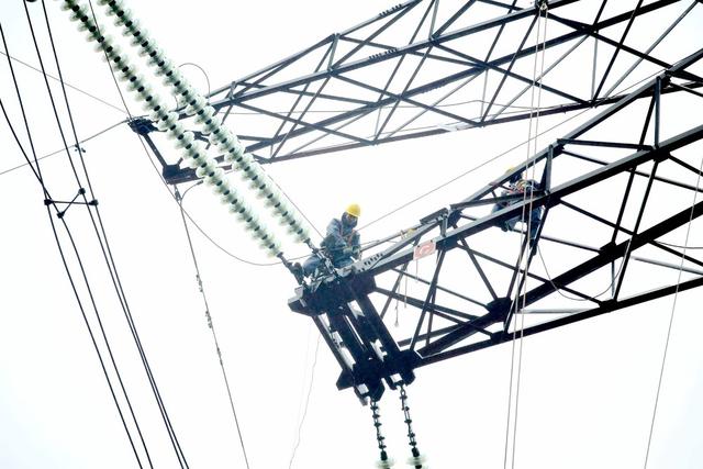 寒潮、冰冻天气、电力、线路、应急抢修。