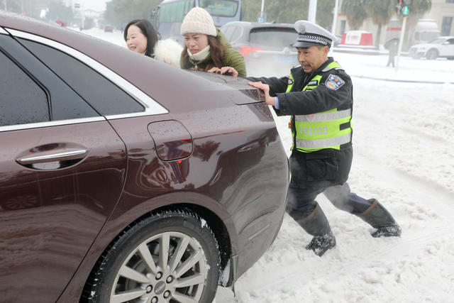 暴风雪中 一家亲 