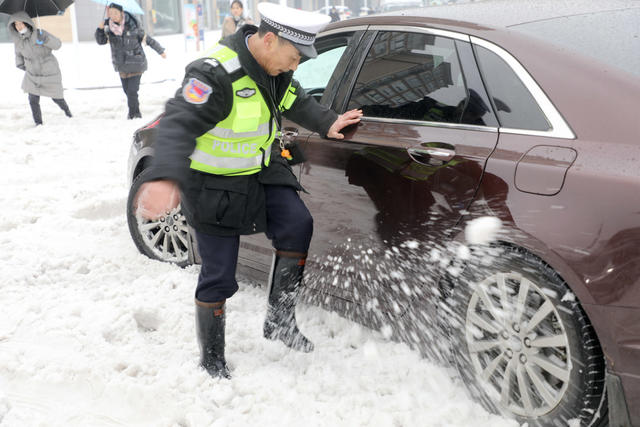 暴风雪中 一家亲 