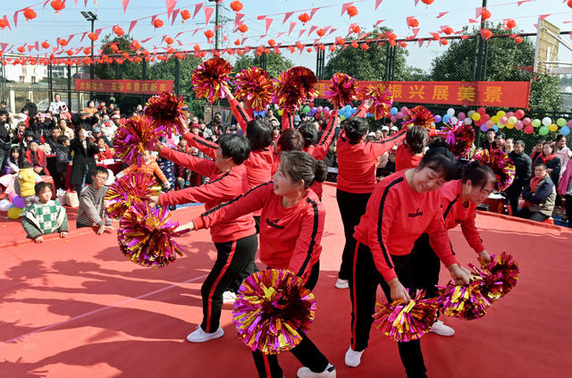 “村晚” 闹新春  文化 文艺 年味 农村 群众  春节 村民  演出 鼓舞