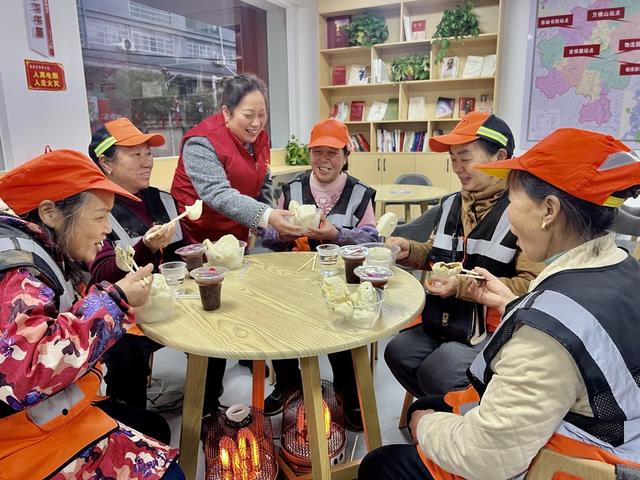 “爱心早餐”温暖环卫工
