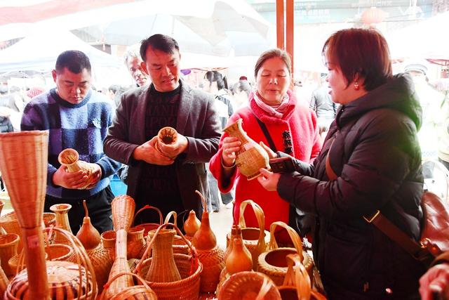 选购农具备春耕