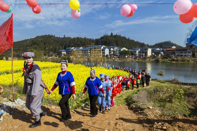 乡村 举办 油菜 花 节村民 身着 侗族 盛装 欢度 节日