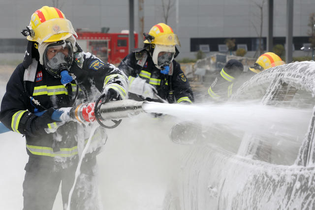  New fire fighting and rescue skills for new energy vehicles