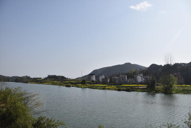 碧水 映 春景 蓝天 耀 幸福