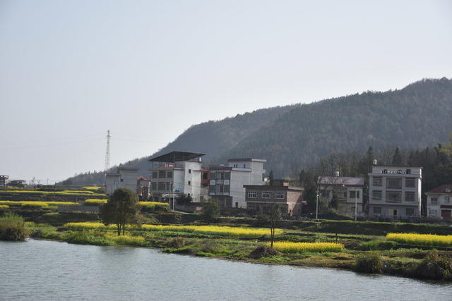碧水 映 春景 蓝天 耀 幸福