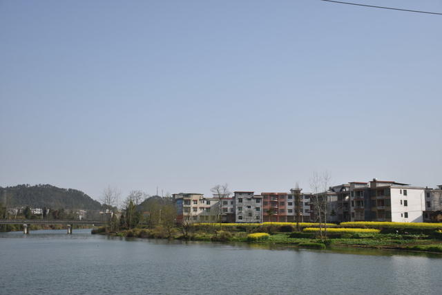 碧水 映 春景 蓝天 耀 幸福