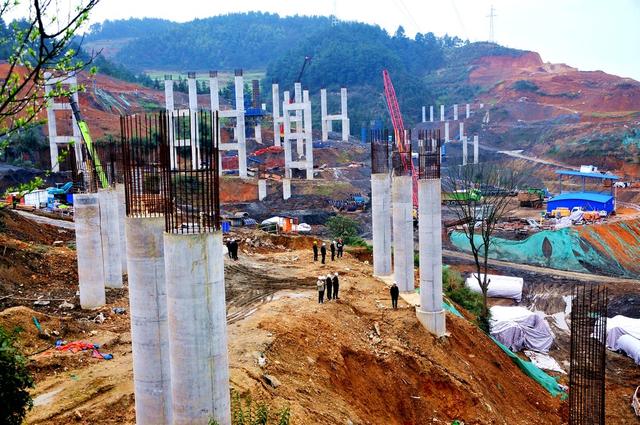 高速  公路 施工 桥墩 繁忙