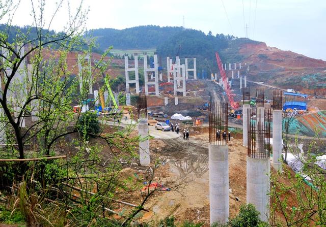 高速  公路 施工 桥墩 繁忙