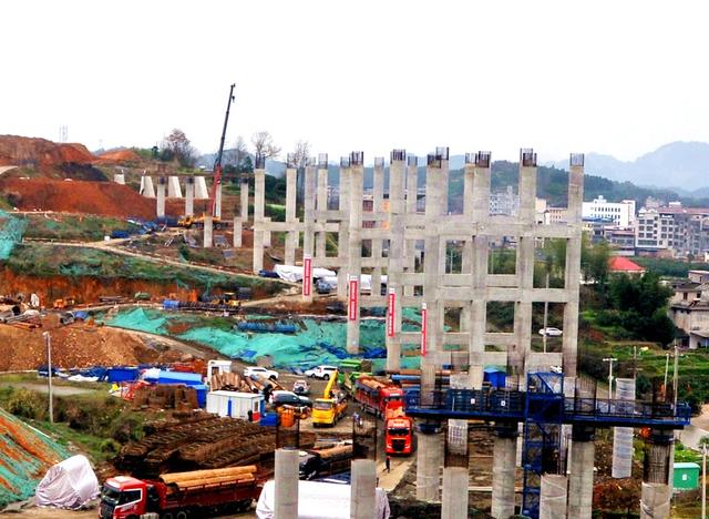 高速  公路 施工 桥墩 繁忙