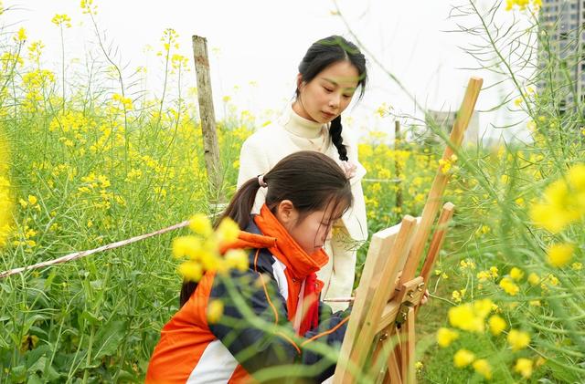 写生“画春”   亲近自然