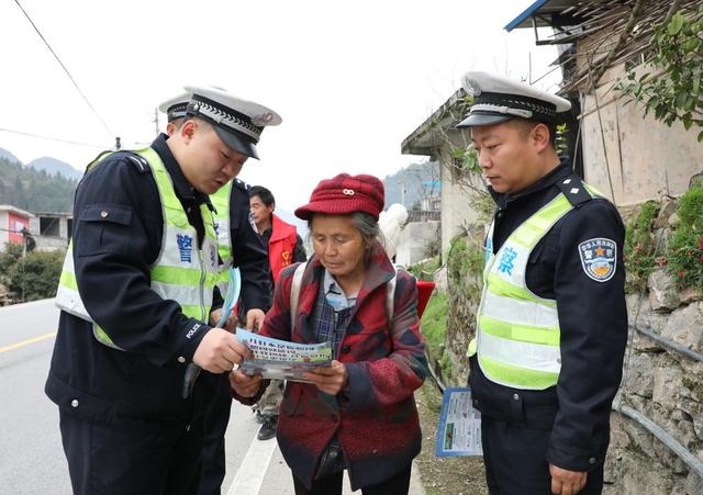     春耕时节正农忙      交警为民来护航