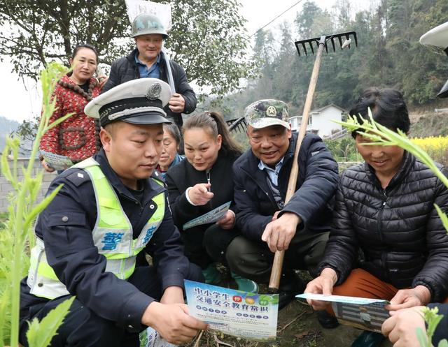     春耕时节正农忙      交警为民来护航
