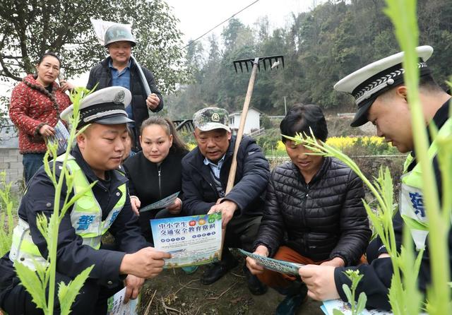     春耕时节正农忙      交警为民来护航
