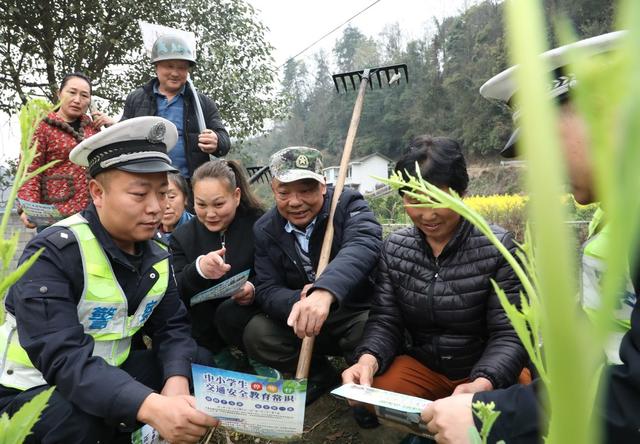     春耕时节正农忙      交警为民来护航