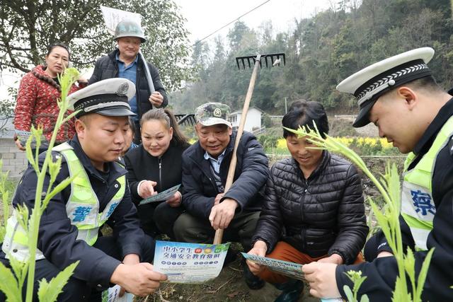     春耕时节正农忙      交警为民来护航