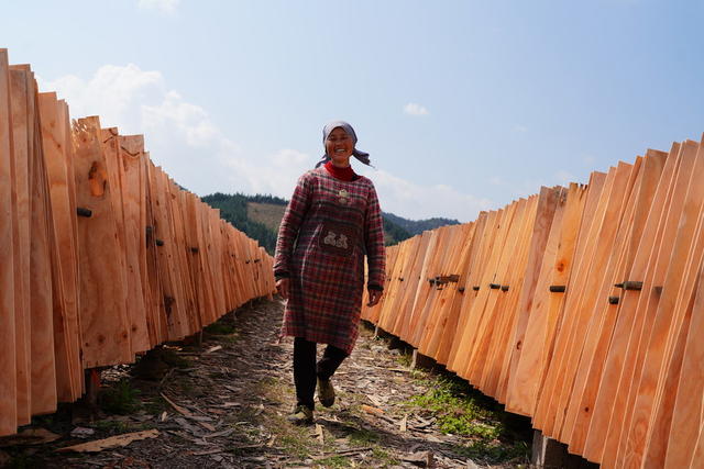 家门口  就业  增收  农民  竹木  加工