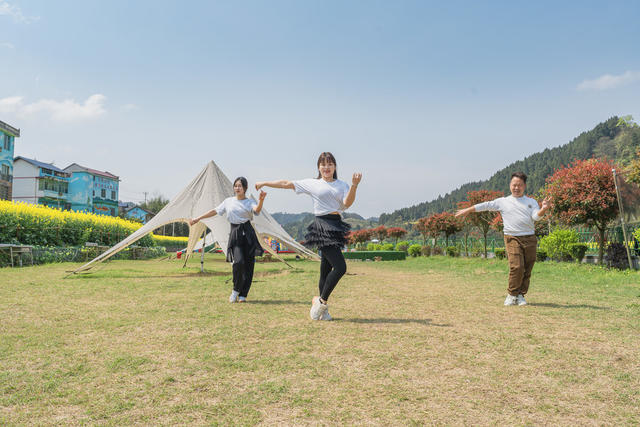 油菜花带动乡村游