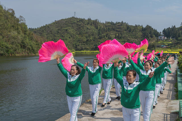 油菜花带动乡村游