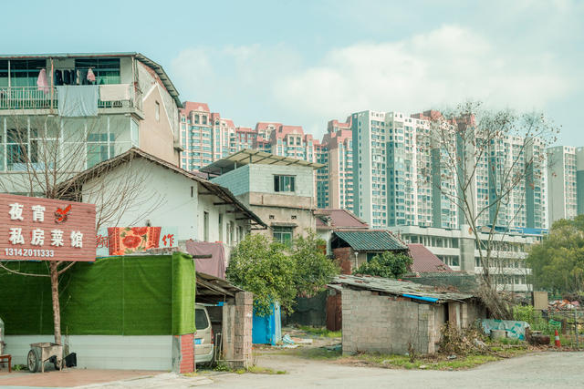 拆迁  建筑  新房  旧房  阳光  春天