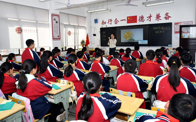 学生 制作 菊花 祭奠 先烈