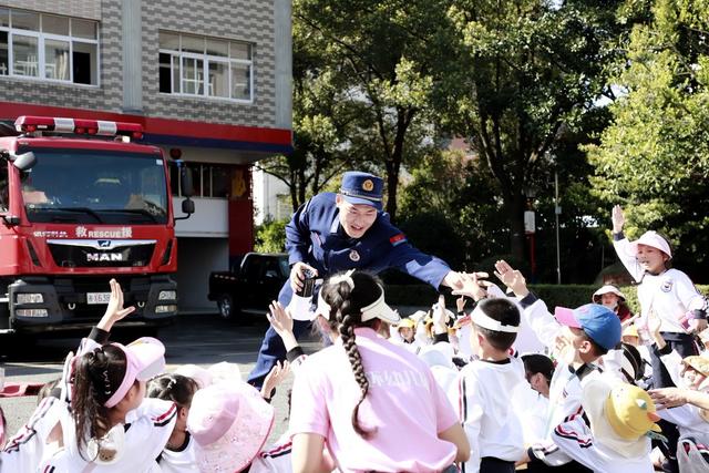 消防站开放日 萌娃学消防