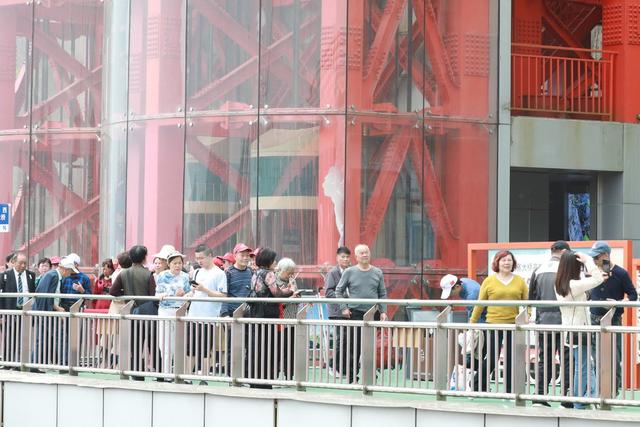游客  湘西 吉首 旅游 大桥 悬索 路桥 奇观 峡谷 春天 栈道  游览  参观  休闲