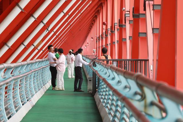 游客  湘西 吉首 旅游 大桥 悬索 路桥 奇观 峡谷 春天 栈道  游览  参观  休闲