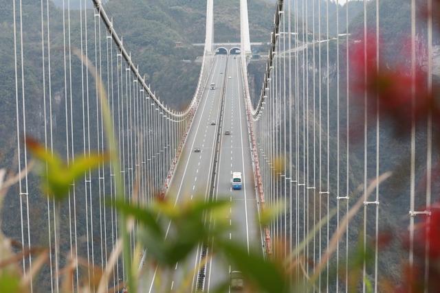 游客  湘西 吉首 旅游 大桥 悬索 路桥 奇观 峡谷 春天 栈道  游览  参观  休闲