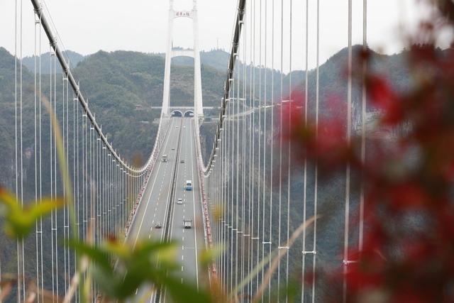 游客  湘西 吉首 旅游 大桥 悬索 路桥 奇观 峡谷 春天 栈道  游览  参观  休闲