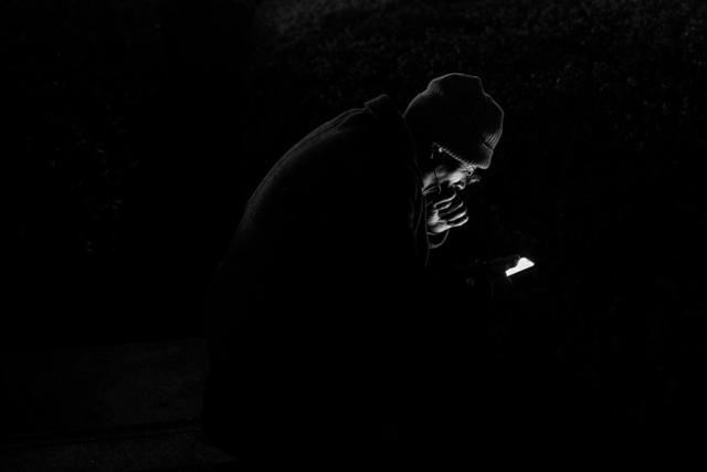 夜晚  阅读  手机  安静  孤独